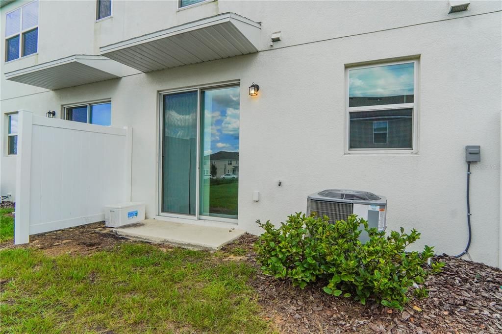 合同活跃: $2,200 (3 贝兹, 2 浴室, 1460 平方英尺)