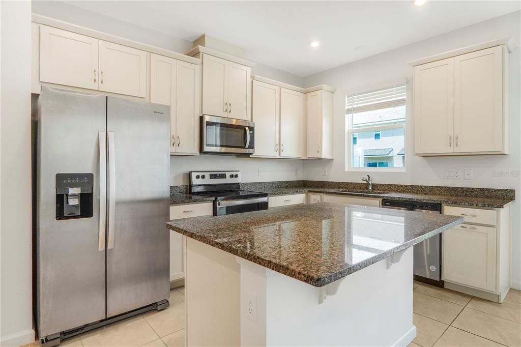 合同活跃: $2,200 (3 贝兹, 2 浴室, 1460 平方英尺)