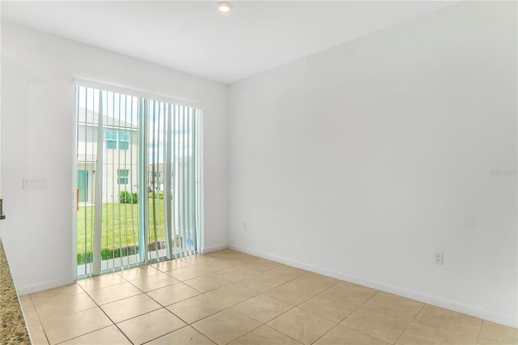 合同活跃: $2,200 (3 贝兹, 2 浴室, 1460 平方英尺)