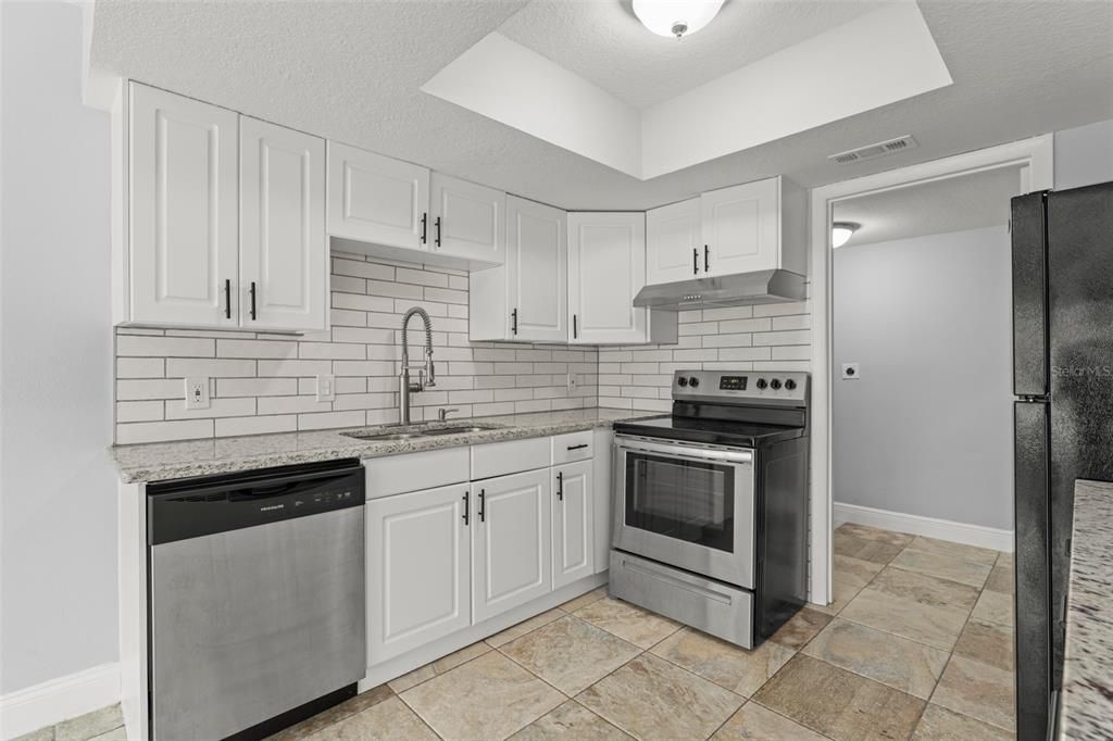 Active With Contract: $227,000 (1 beds, 2 baths, 1286 Square Feet)