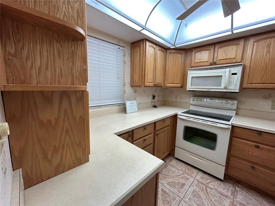 Active With Contract: $115,000 (2 beds, 2 baths, 906 Square Feet)