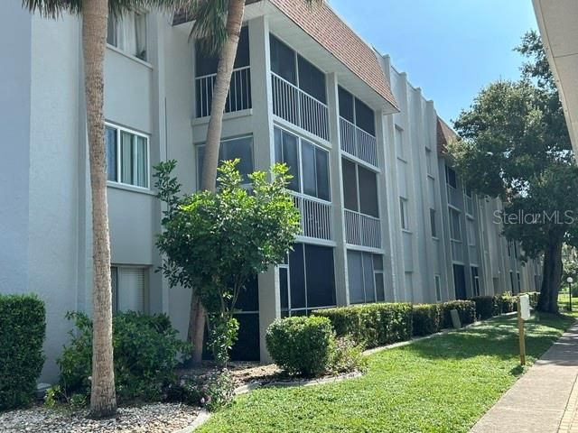 Active With Contract: $115,000 (2 beds, 2 baths, 906 Square Feet)