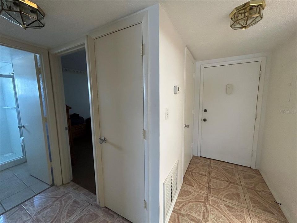 Active With Contract: $115,000 (2 beds, 2 baths, 906 Square Feet)