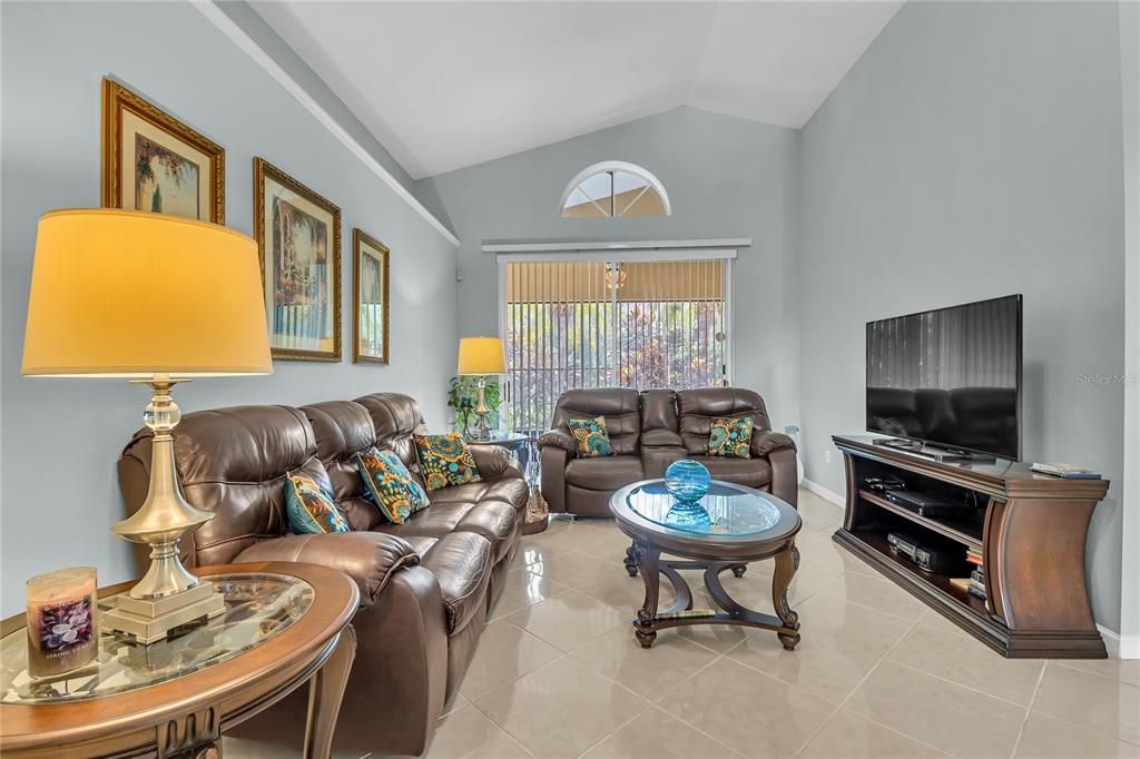 合同活跃: $399,990 (3 贝兹, 2 浴室, 1920 平方英尺)