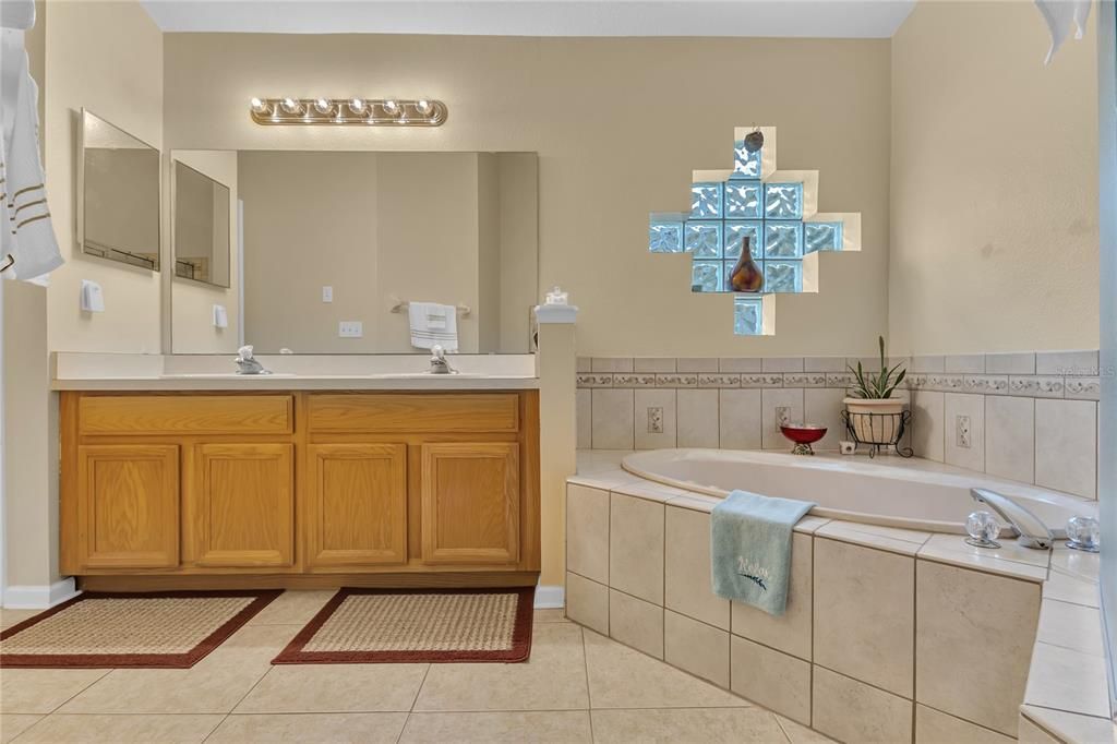 合同活跃: $399,990 (3 贝兹, 2 浴室, 1920 平方英尺)