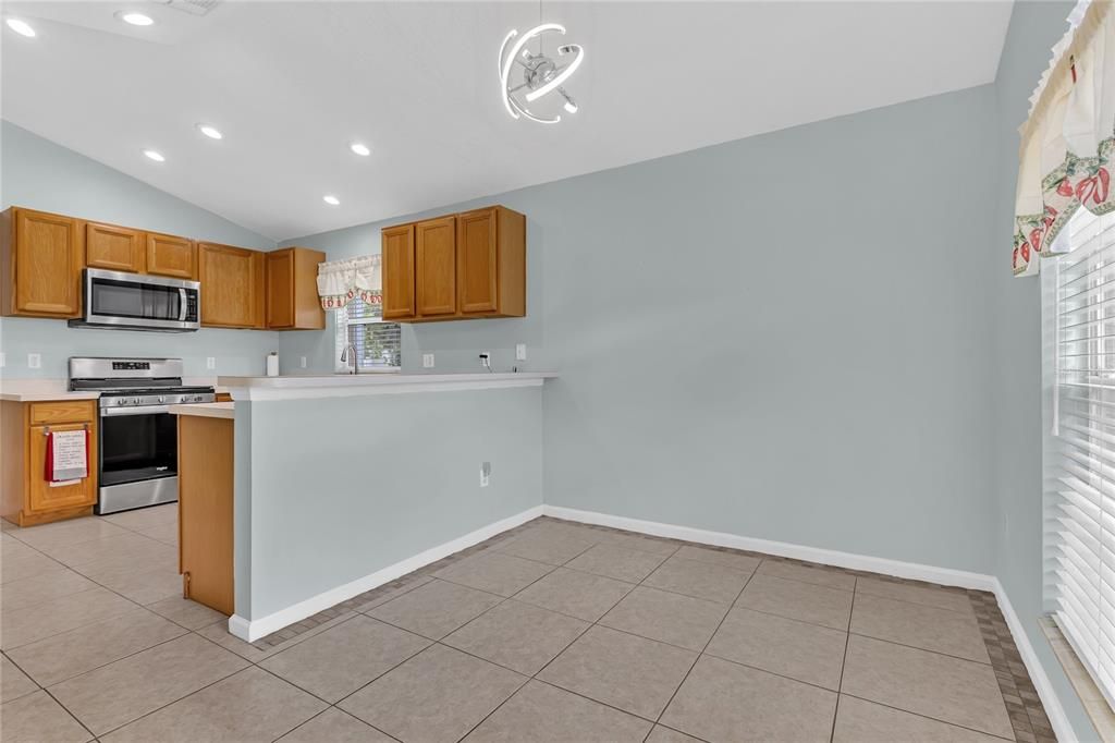 合同活跃: $399,990 (3 贝兹, 2 浴室, 1920 平方英尺)