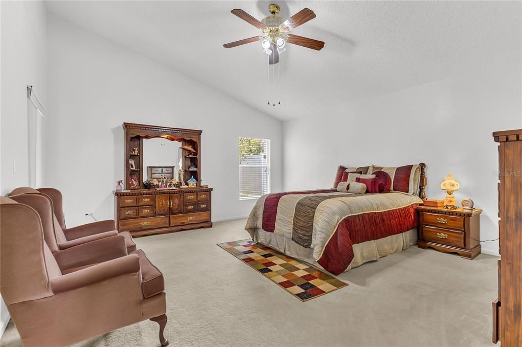 合同活跃: $399,990 (3 贝兹, 2 浴室, 1920 平方英尺)