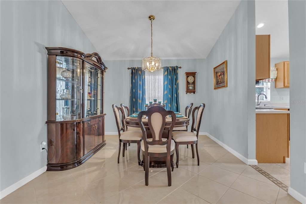 合同活跃: $399,990 (3 贝兹, 2 浴室, 1920 平方英尺)