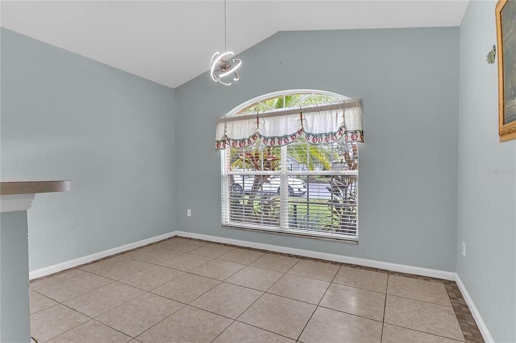 合同活跃: $399,990 (3 贝兹, 2 浴室, 1920 平方英尺)