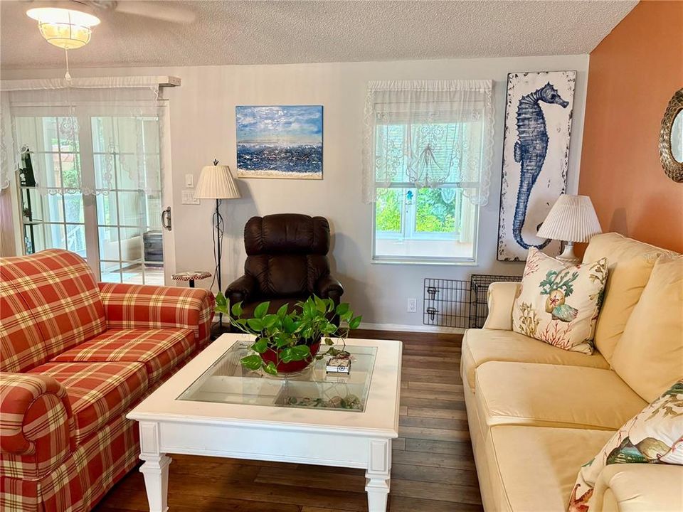 待售: $269,999 (2 贝兹, 2 浴室, 1600 平方英尺)