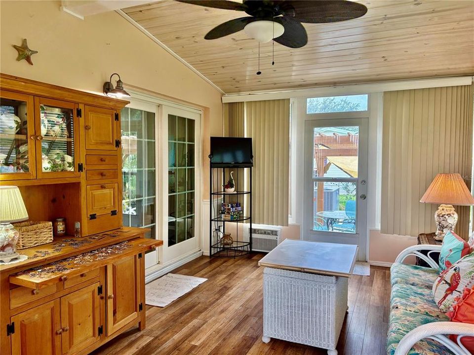 待售: $269,999 (2 贝兹, 2 浴室, 1600 平方英尺)