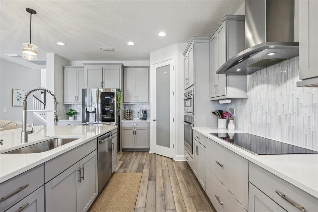 出租: $6,000 (6 贝兹, 4 浴室, 4228 平方英尺)