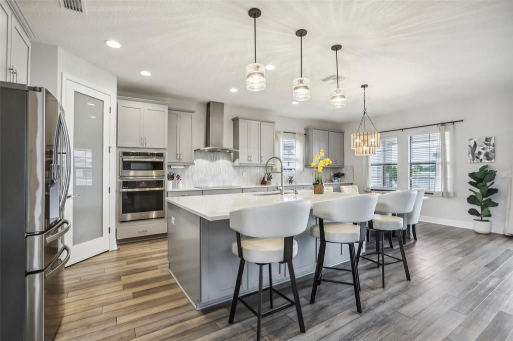 出租: $6,000 (6 贝兹, 4 浴室, 4228 平方英尺)