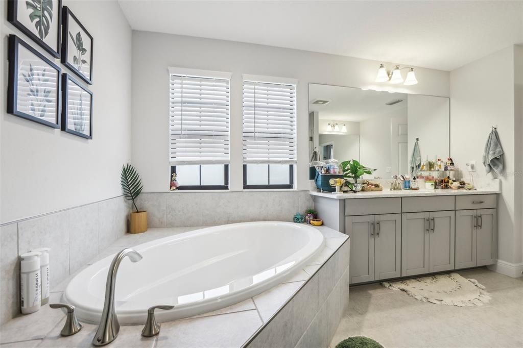 出租: $6,000 (6 贝兹, 4 浴室, 4228 平方英尺)