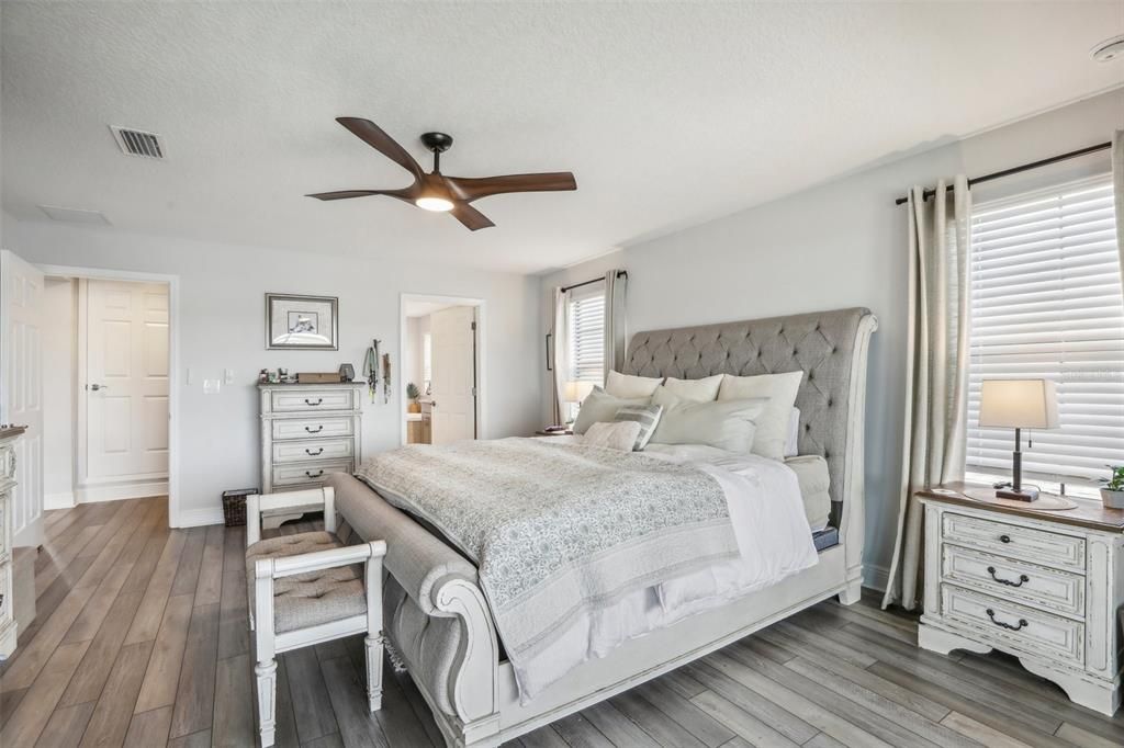 出租: $6,000 (6 贝兹, 4 浴室, 4228 平方英尺)