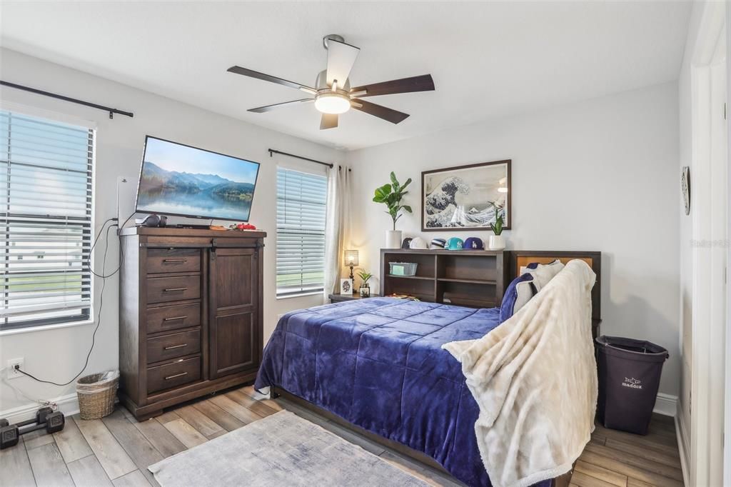 出租: $6,000 (6 贝兹, 4 浴室, 4228 平方英尺)