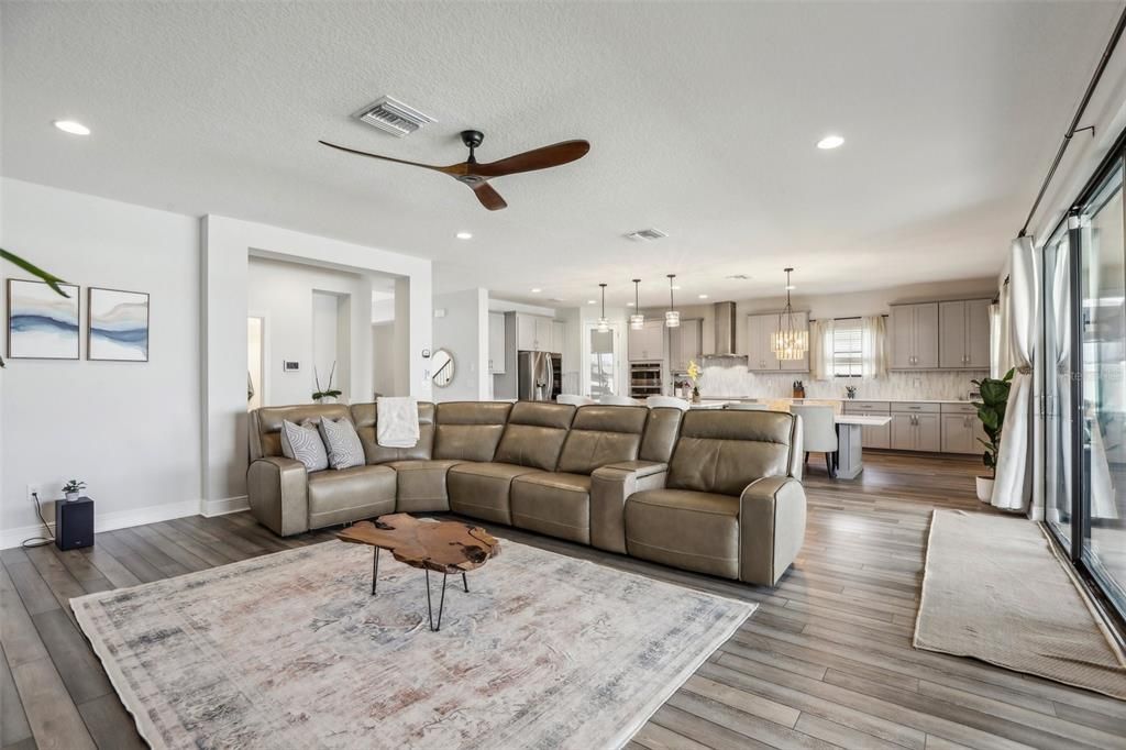 出租: $6,000 (6 贝兹, 4 浴室, 4228 平方英尺)