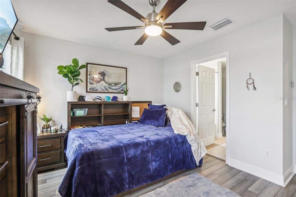 出租: $6,000 (6 贝兹, 4 浴室, 4228 平方英尺)