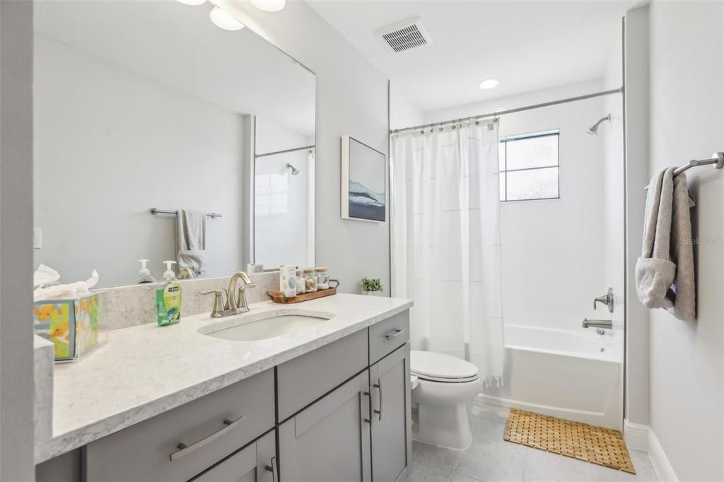 出租: $6,000 (6 贝兹, 4 浴室, 4228 平方英尺)