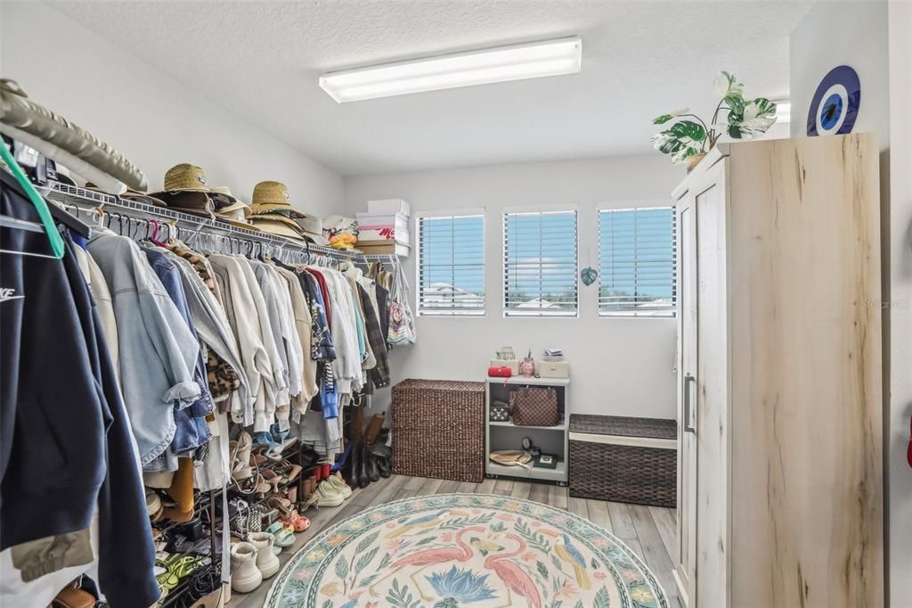 出租: $6,000 (6 贝兹, 4 浴室, 4228 平方英尺)