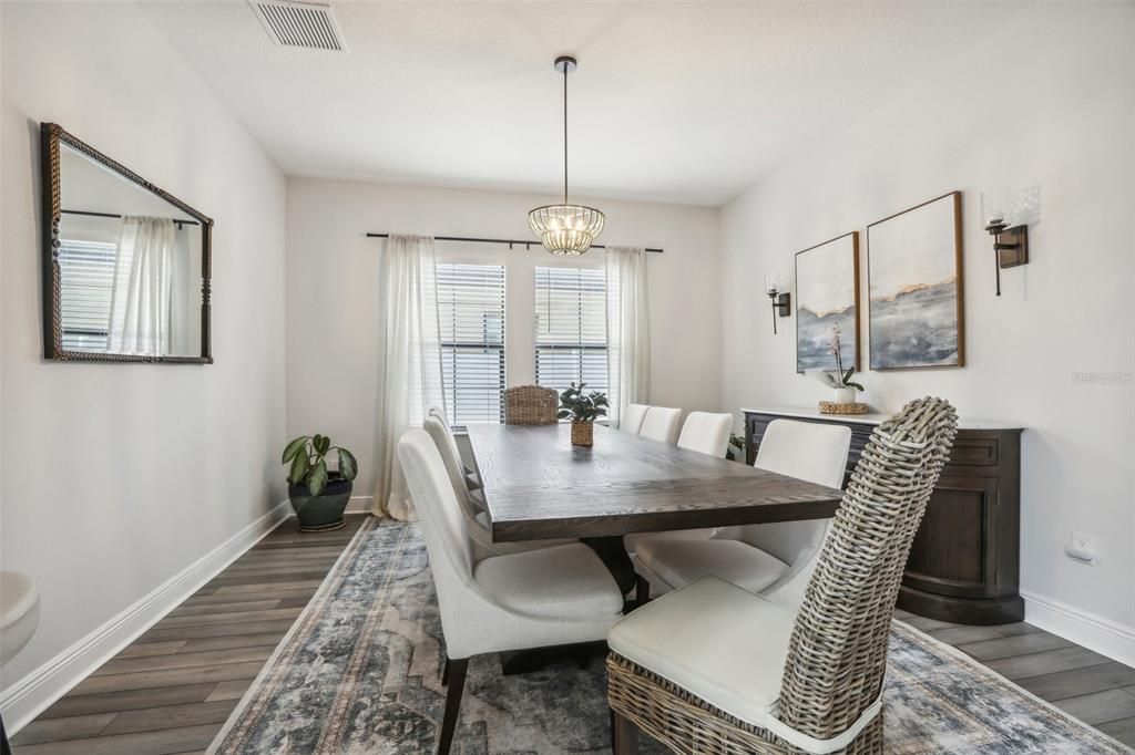 出租: $6,000 (6 贝兹, 4 浴室, 4228 平方英尺)