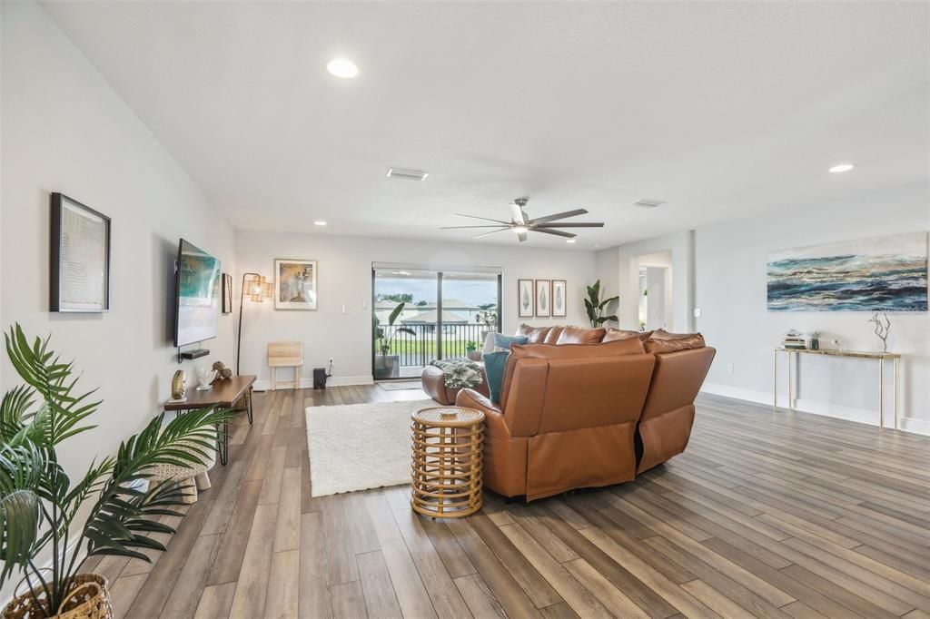 出租: $6,000 (6 贝兹, 4 浴室, 4228 平方英尺)