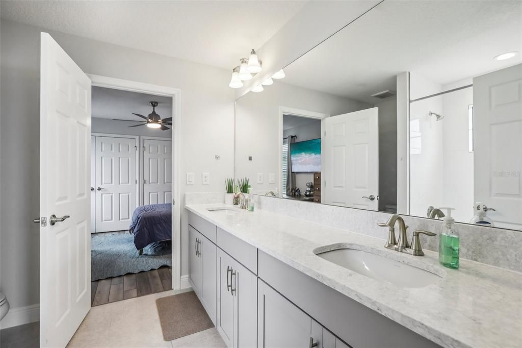 出租: $6,000 (6 贝兹, 4 浴室, 4228 平方英尺)