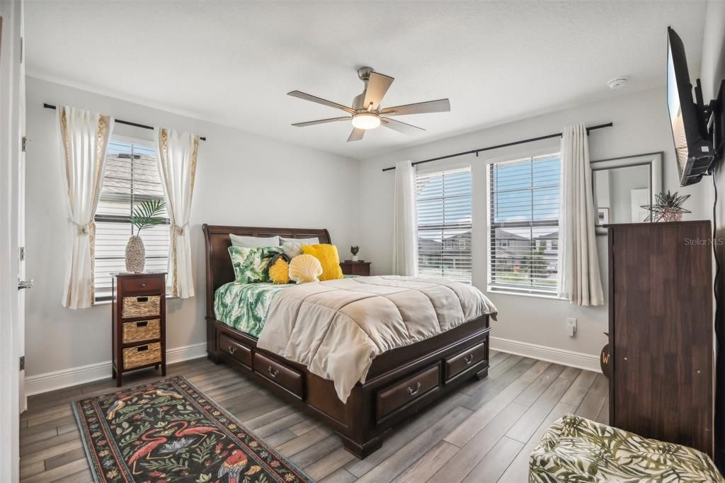 出租: $6,000 (6 贝兹, 4 浴室, 4228 平方英尺)