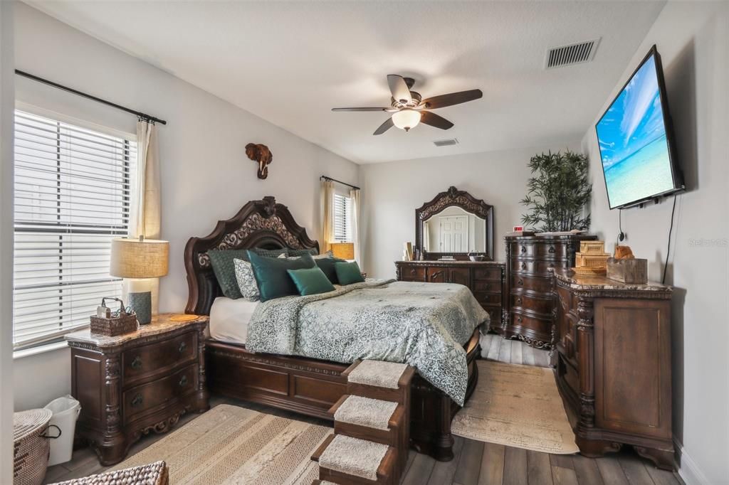 出租: $6,000 (6 贝兹, 4 浴室, 4228 平方英尺)