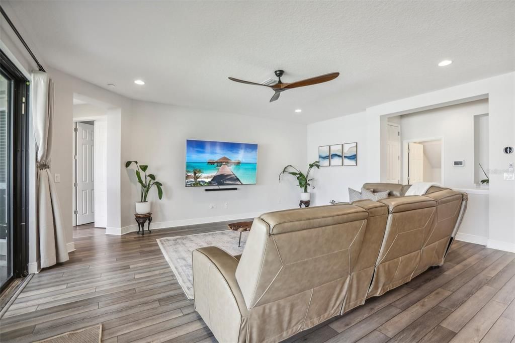 出租: $6,000 (6 贝兹, 4 浴室, 4228 平方英尺)