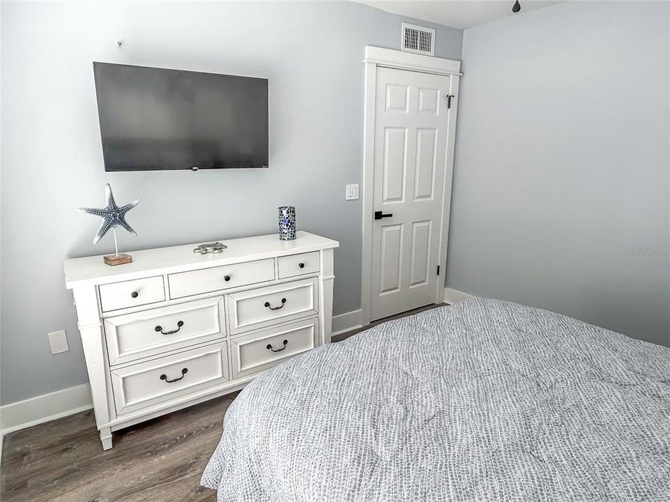 待售: $585,000 (2 贝兹, 1 浴室, 1040 平方英尺)