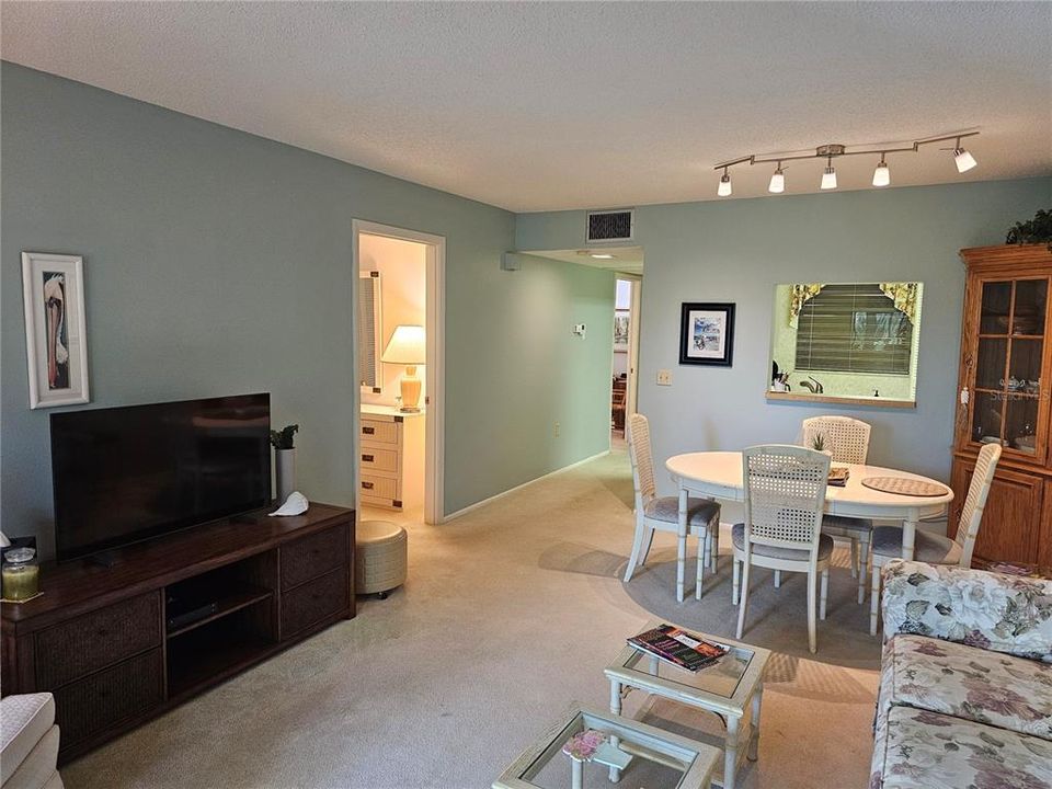 For Rent: $3,200 (2 beds, 2 baths, 940 Square Feet)