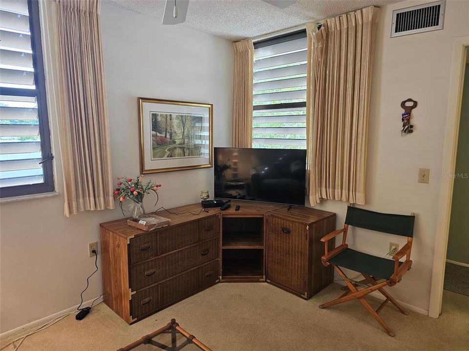 For Rent: $3,200 (2 beds, 2 baths, 940 Square Feet)