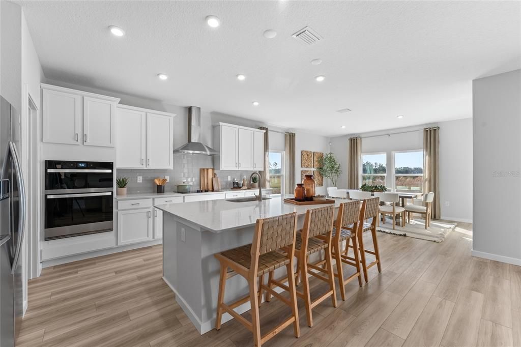 Под контрактом: $530,990 (3 спален, 3 ванн, 2470 Квадратных фут)