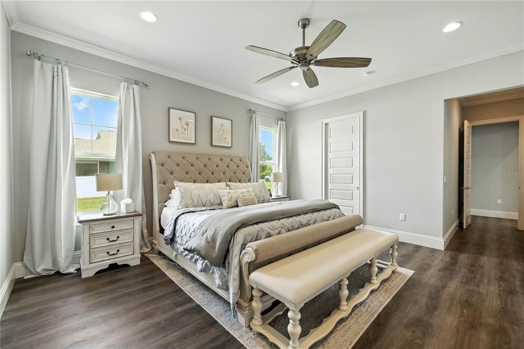 Activo con contrato: $899,900 (4 camas, 3 baños, 3716 Pies cuadrados)