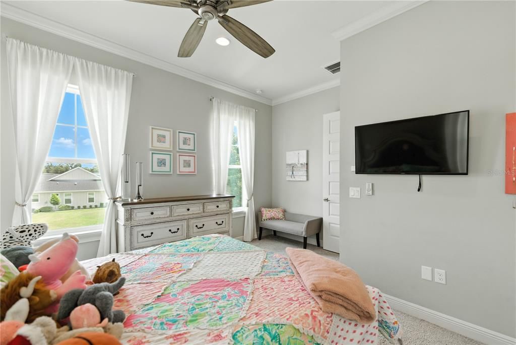 Activo con contrato: $899,900 (4 camas, 3 baños, 3716 Pies cuadrados)