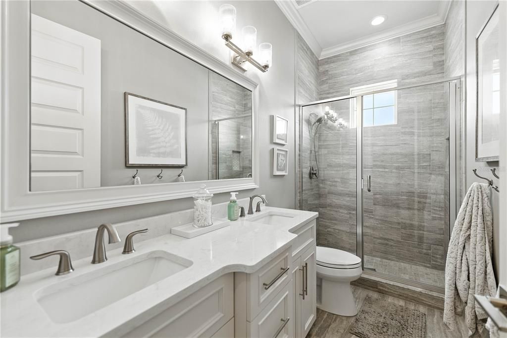 Activo con contrato: $899,900 (4 camas, 3 baños, 3716 Pies cuadrados)