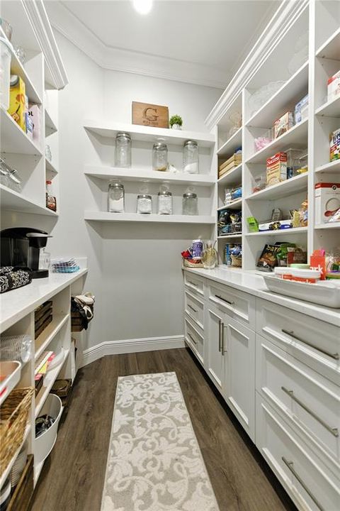 Activo con contrato: $899,900 (4 camas, 3 baños, 3716 Pies cuadrados)