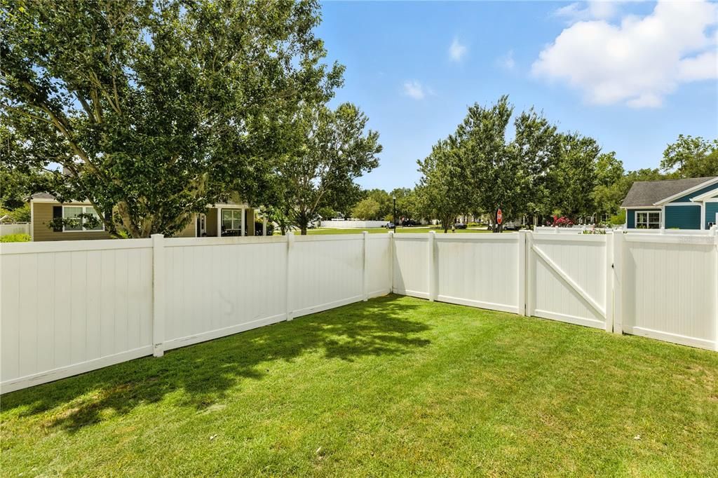 Activo con contrato: $899,900 (4 camas, 3 baños, 3716 Pies cuadrados)