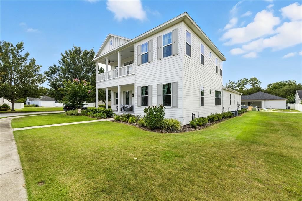 Activo con contrato: $899,900 (4 camas, 3 baños, 3716 Pies cuadrados)