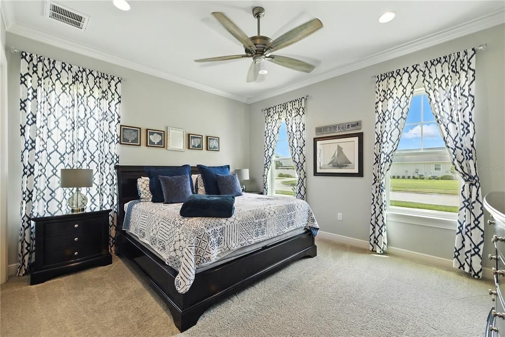 Activo con contrato: $899,900 (4 camas, 3 baños, 3716 Pies cuadrados)