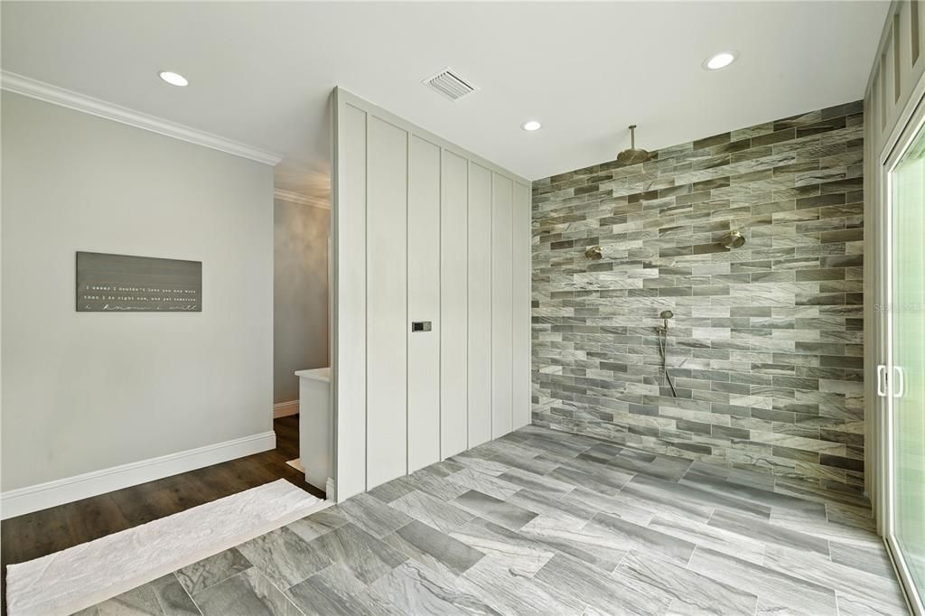 Activo con contrato: $899,900 (4 camas, 3 baños, 3716 Pies cuadrados)