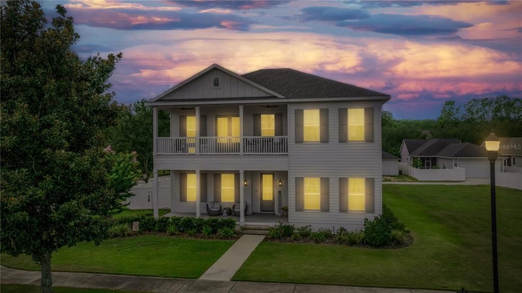 Activo con contrato: $899,900 (4 camas, 3 baños, 3716 Pies cuadrados)