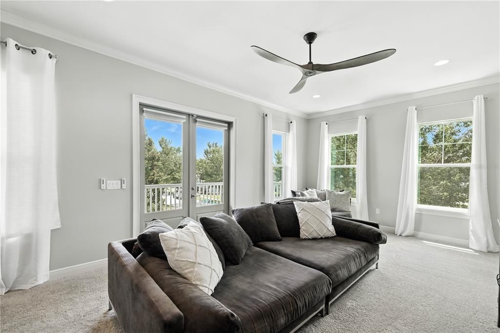 Activo con contrato: $899,900 (4 camas, 3 baños, 3716 Pies cuadrados)