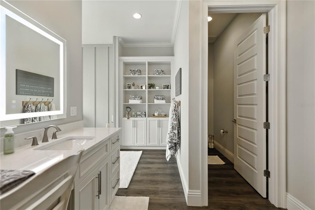 Activo con contrato: $899,900 (4 camas, 3 baños, 3716 Pies cuadrados)