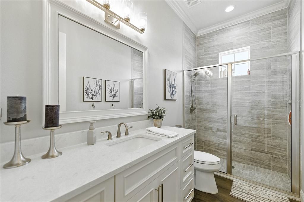 Activo con contrato: $899,900 (4 camas, 3 baños, 3716 Pies cuadrados)