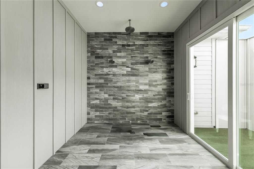 Activo con contrato: $899,900 (4 camas, 3 baños, 3716 Pies cuadrados)