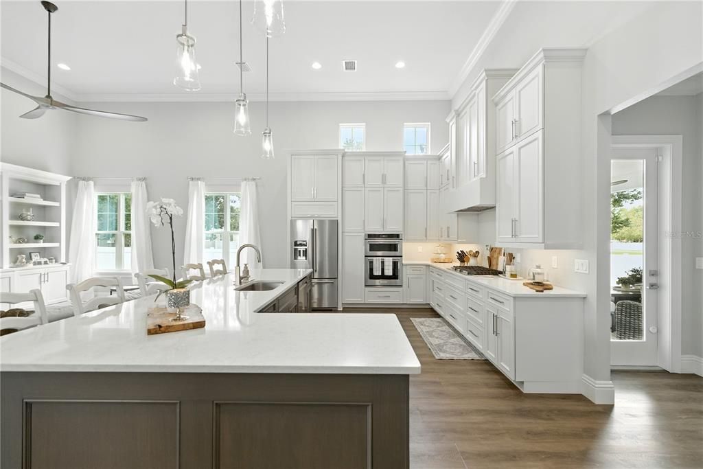 Activo con contrato: $899,900 (4 camas, 3 baños, 3716 Pies cuadrados)