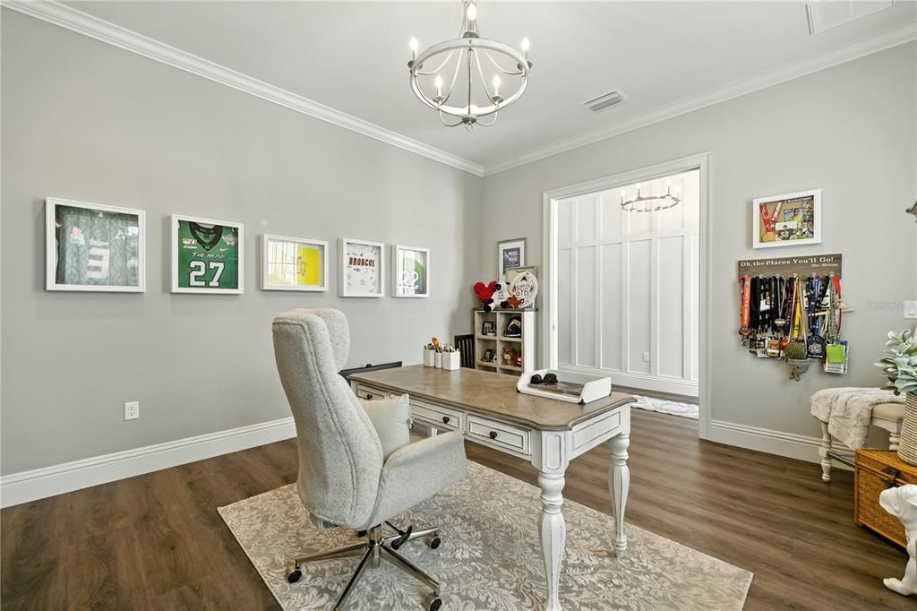 Activo con contrato: $899,900 (4 camas, 3 baños, 3716 Pies cuadrados)