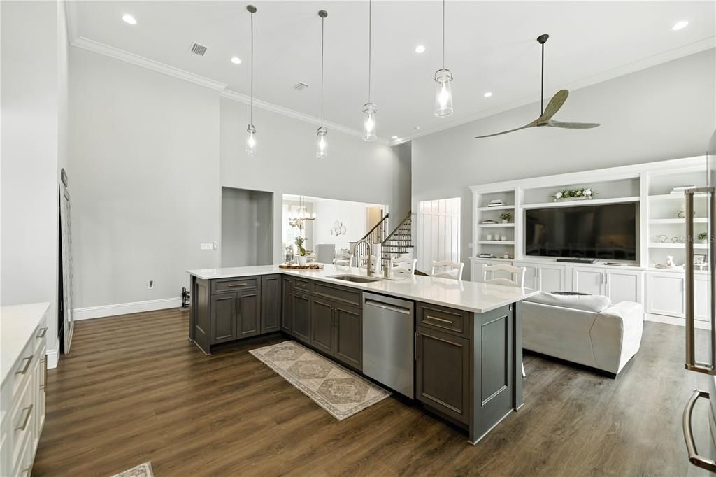 Activo con contrato: $899,900 (4 camas, 3 baños, 3716 Pies cuadrados)